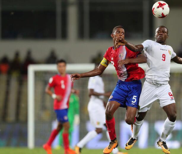 Seleccionados nacionales reciben becas deportivas